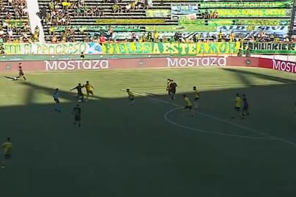 Aaron Molinas saca el derechazo desde 24 metros que se meterá sobre el palo derecho de Carranza: fue el 3-0 de Defensa ante Aldosivi