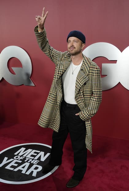 Aaron Paul saludó a las cámaras con los dedos en ve, antes de ingresar al festejo