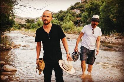 Aaron Paul y Bryan Cranston, socios de la marca de mezcal Dos Hermanos