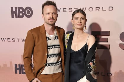 Aaron Paul y su esposa, en la presentación de la nueva temporada realizada en Los Ángeles