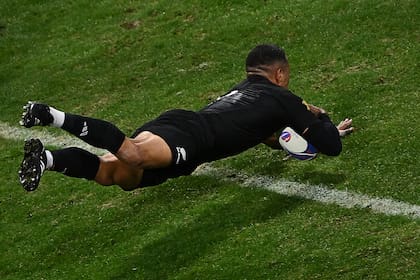 Aaron Smith vuela y consigue uno de sus tres tries para Nueva Zelanda frente a Italia en Lyon; All Blacks vuelve a sonar fuertemente en el Mundial de Francia.