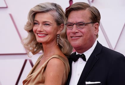 Aaron Sorkin y Paulina Porizkova hicieron su debut como pareja en una alfombra roja durante la entrega de los premios Oscar