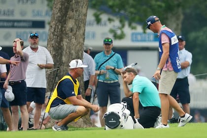 Aaron Wise busca alivio en una botella bien fría luego de recibir el impacto de una pelota en el Southern Hills Country Club de Tulsa, Oklahoma