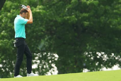 Aaron Wise culminó su segunda vuelta recorriendo los últimos hoyos con una botella en la cabeza para aliviar el dolor