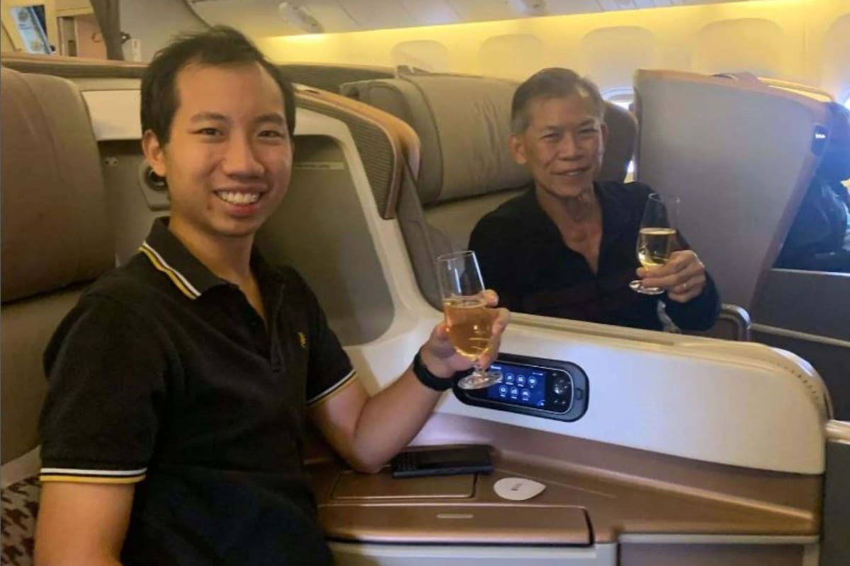 Aaron Wong y su padre en un viaje en primera clase