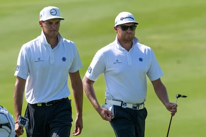 Aaron y Andrew Jarvis, los caimaneses que compartieron las prácticas en el Santa María Golf Club de Panamá y son rivales desde este jueves.