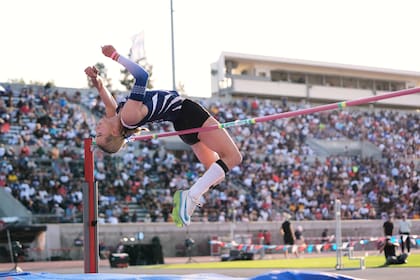 AB Hernández, atleta transgénero, compite en el salto de altura en los campeonatos de atletismo de California en Clovis, el sábado 31 de mayo de 2025 (AP Foto/Jae C. Hong)