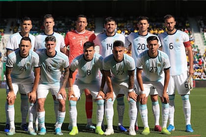 Abajo, a la derecha: Nicolás González, el día de su debut en la selección mayor.