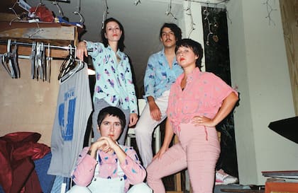 Abajo: Ale Campos. Arriba, Emile Milgrim, Gabriel Duque y Nina Souto
