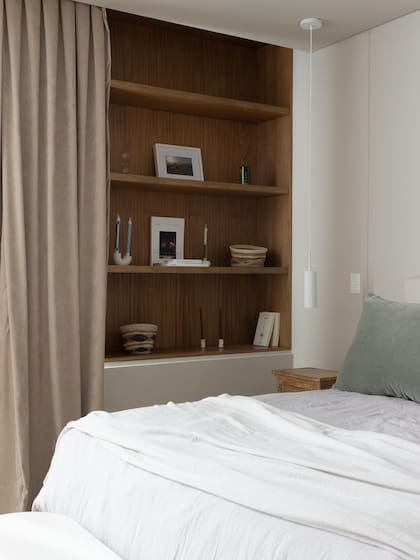 Abajo, la madera está combinada con melamina ‘Seda Giorno’, que también usaron en los placares.