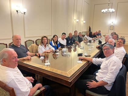 Abal Medina, en campaña dentro del PJ, junto a Andrés Rodríguez, Alejandro Amor y Rodolfo Daer, entre otros dirigentes gremiales