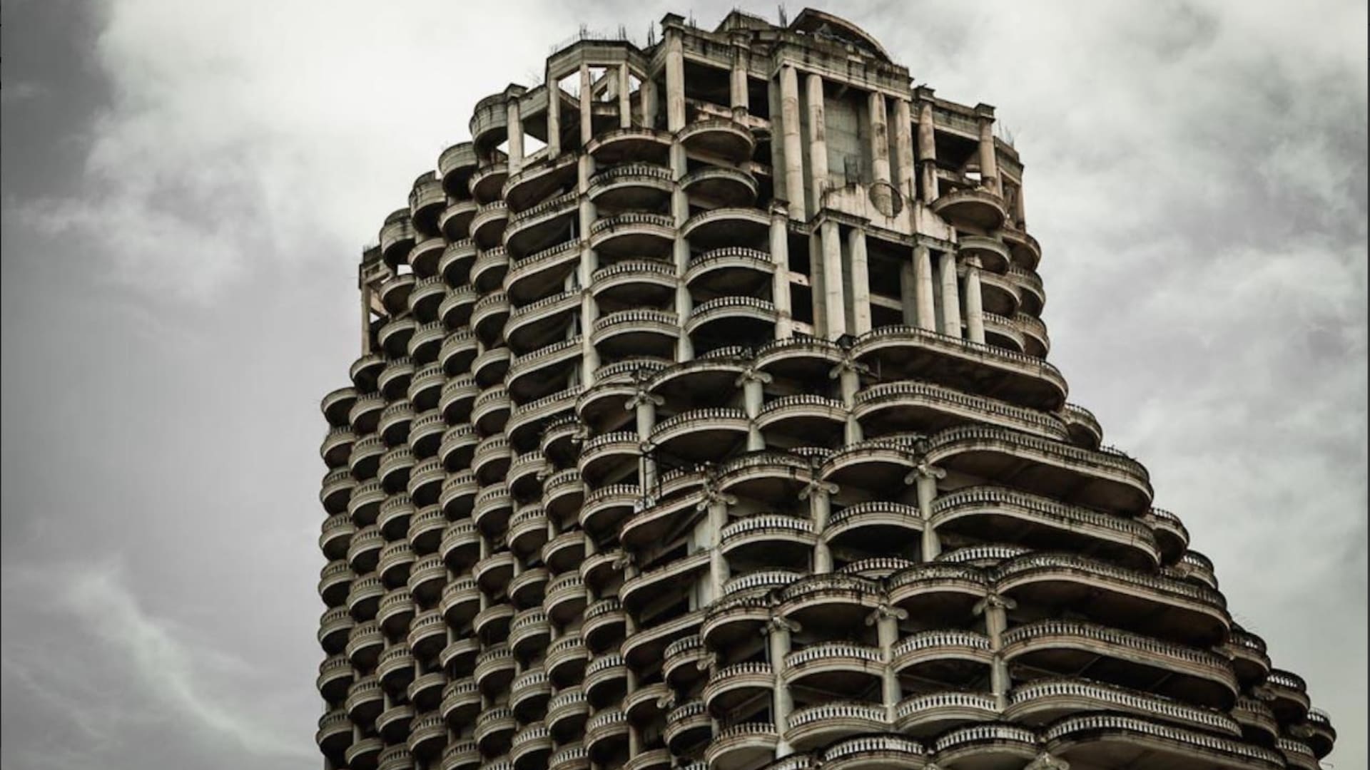 Abandonado. Así quedó el lujoso edificio en Bangkok que iba a contar con 50 pisos y 600 departamentos en pleno centro de la ciudad.