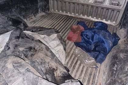 Abandonaron en el hospital de Bahía Blanca a cuatro hombres muertos dentro de una camioneta. Gentileza Brújula 24