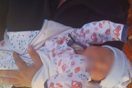 Abandonaron un bebe adentro de una bolsa y dejaron una nota