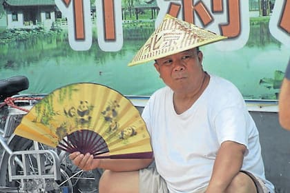 Abanico y sombrero típico para atemperar el calor intenso