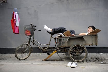 Es frecuente ver gente que duerme brevísimas siestas en los lugares donde los sorprendió un momento libre