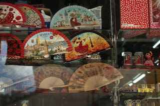 En una España que se abrasa, el tradicional abanico vive su momento de gloria