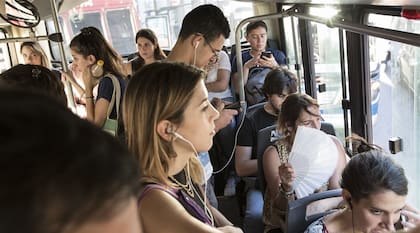 Abanicos y bebidas frescas, los aliados para encontrar algo de alivio ante el calor mientras se viaja