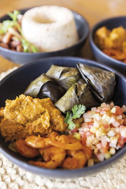 Abará envuelto en hoja de bananeira, servido con camarón seco como marca la tradición bahiana, en Dona Mariquita.