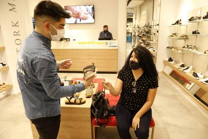 Los locales comerciales, según su tamaño, pueden dejar entrar a un número limitado de clientes