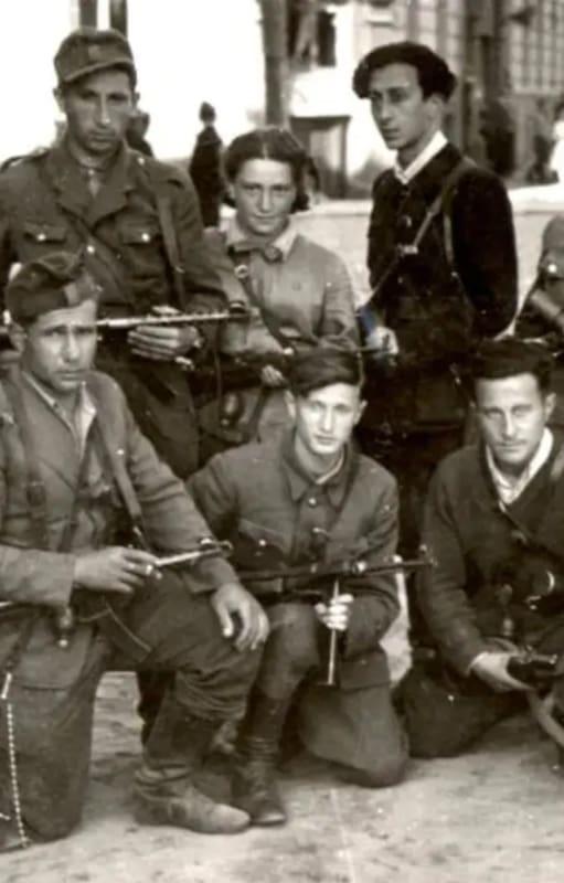 Abba Kovner en el centro, junto al resto de los miembros del grupo