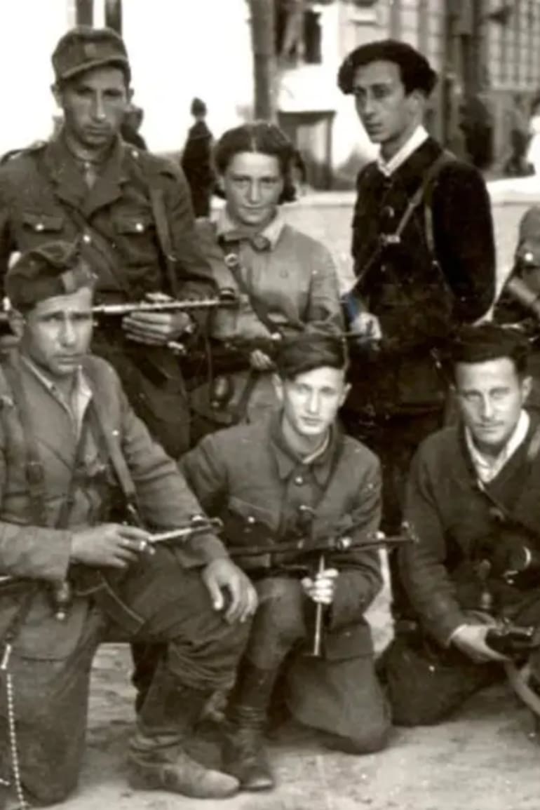 Abba Kovner en el centro, junto al resto de los miembros del grupo