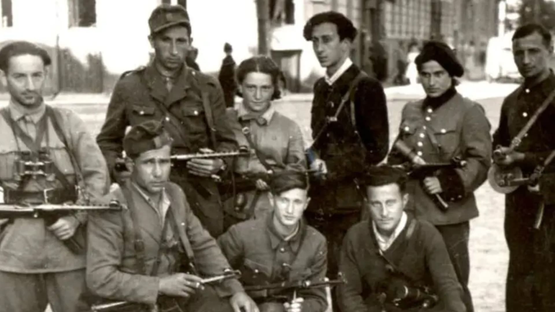 Abba Kovner en el centro, junto al resto de los miembros del grupo