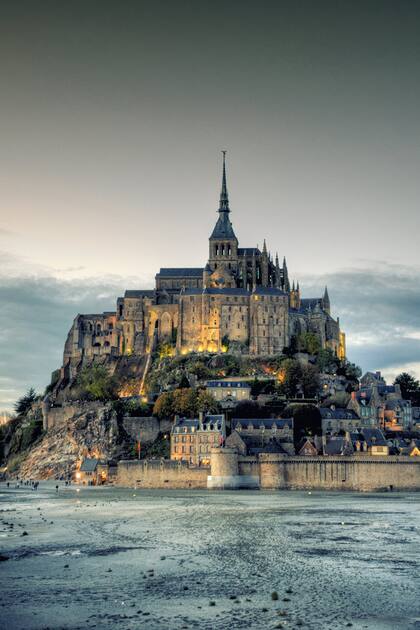 Para acceder a la antigua fortaleza, Mont Saint Michel, desde hace 10 años hay que caminar cerca de una hora por un puente-pasarela