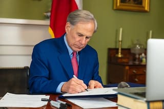 Un año después de las inundaciones: las leyes que Abbott firmó en Texas para prevenir otra tragedia
