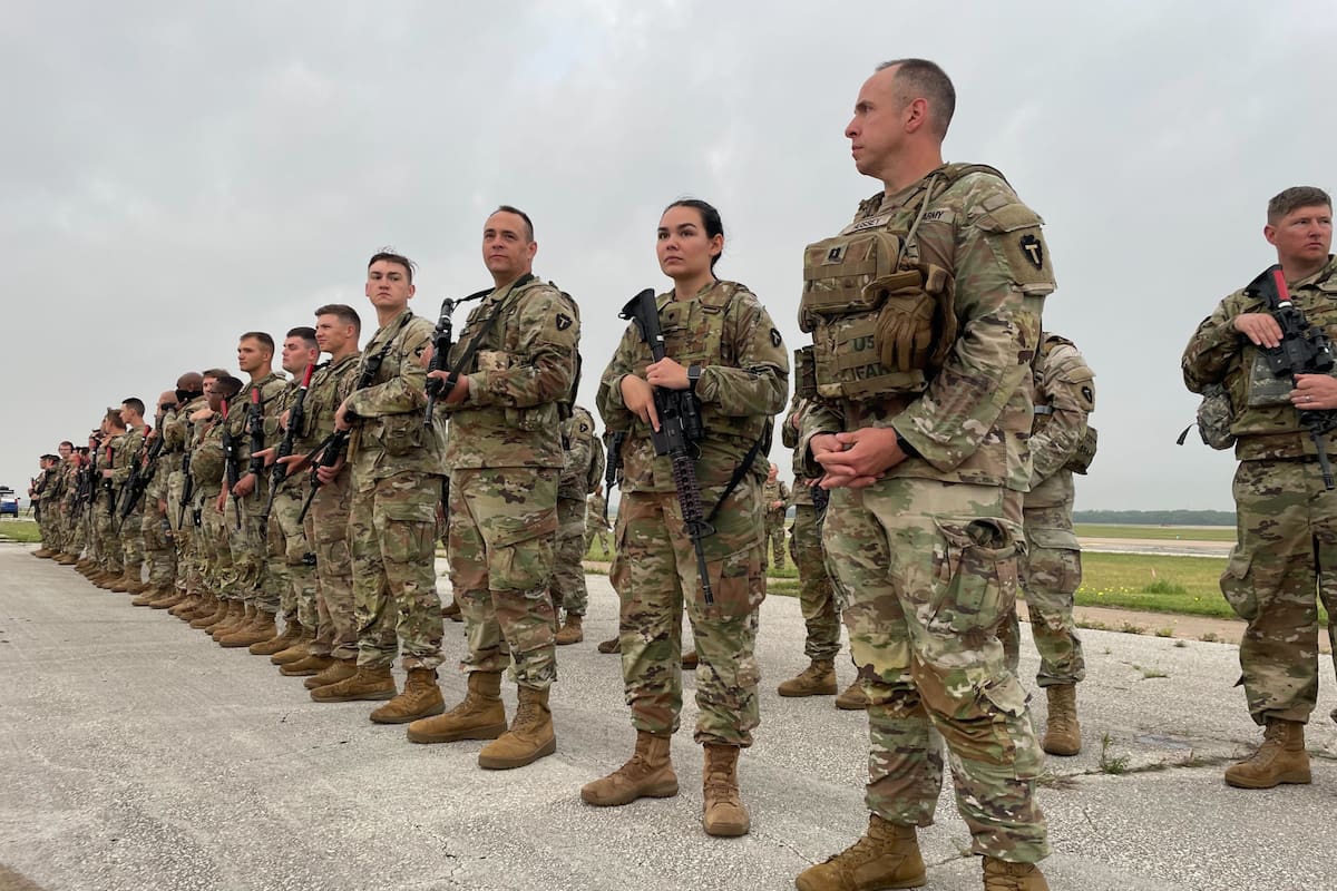 Abbott intensificó las medidas de seguridad en la frontera con México, al desplegar más tropas y barreras físicas