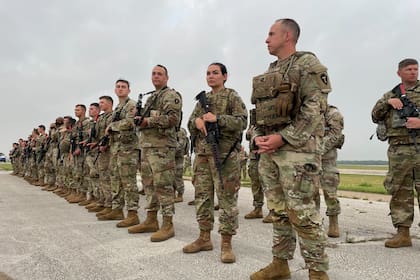 Abbott intensificó las medidas de seguridad en la frontera con México, al desplegar más tropas y barreras físicas