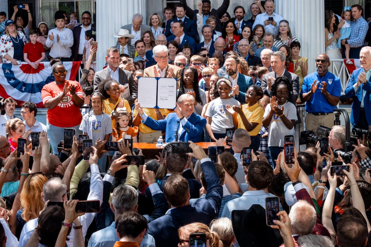 Abbott reunión a una multitud para la firma de la ley de vouchers educativos