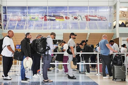 Abbott sostuvo que la instalación de estaciones de ablución islámica y salas de oración exclusivas constituye un trato preferencial hacia una sola fe en propiedades gubernamentales como los aeropuertos