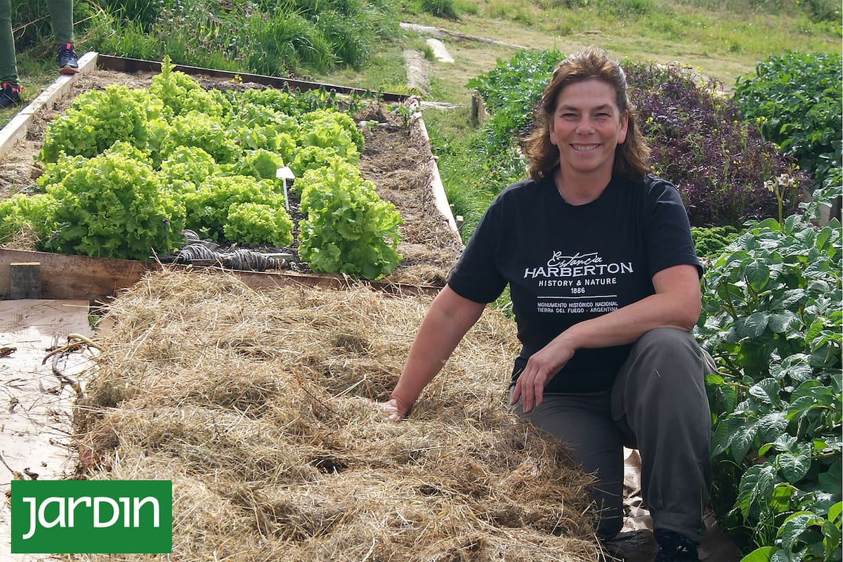 Abby Goodall, quinta generación en Tierra del Fuego, junto a un bancal recién armado con el método Harberton.