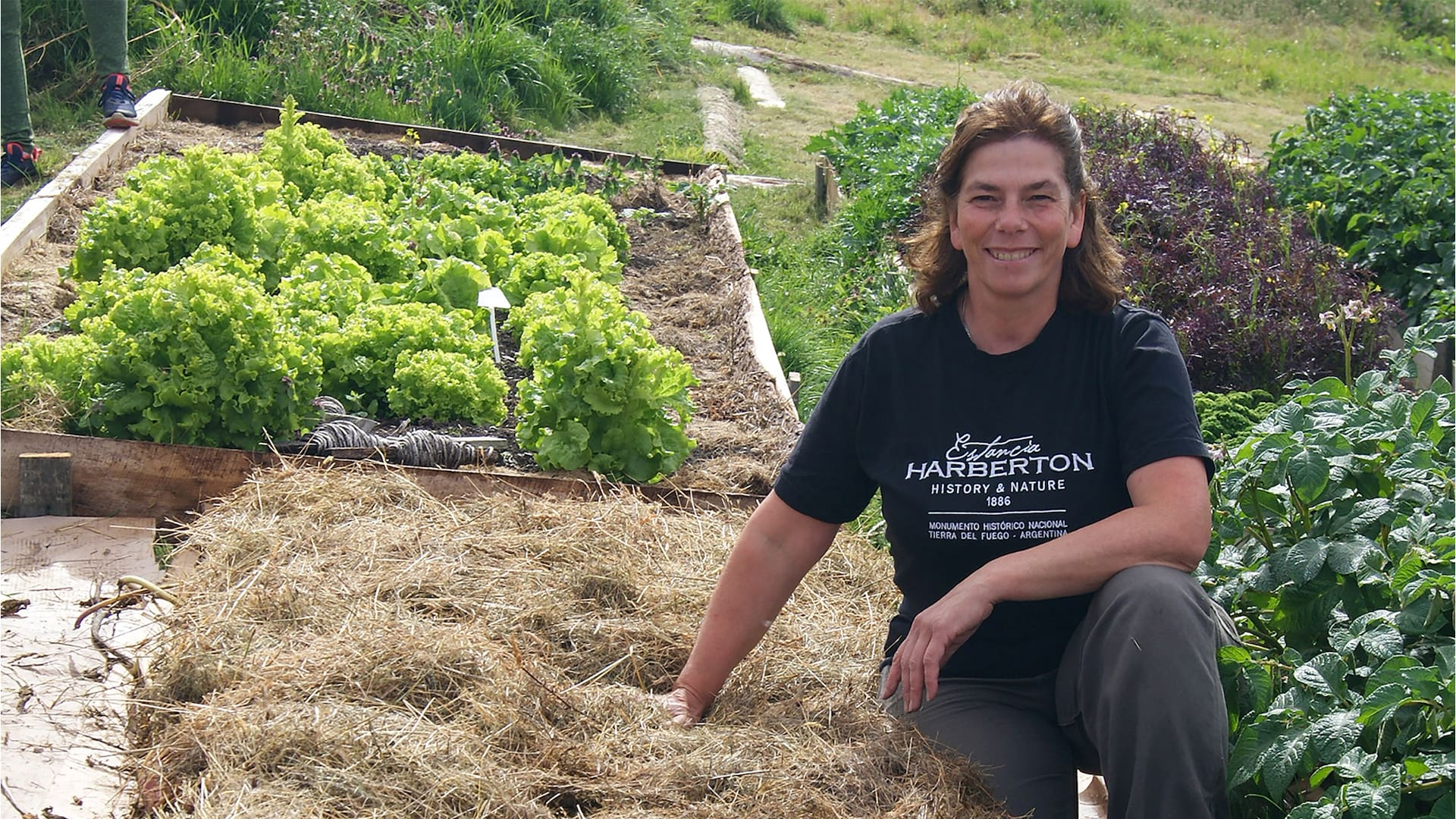 Abby Goodall, quinta generación en Tierra del Fuego, junto a un bancal recién armado con el método Harberton.