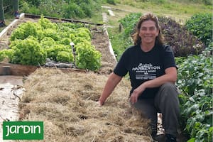 Abby Goodall, quinta generación en Tierra del Fuego, junto a un bancal recién armado con el método Harberton.