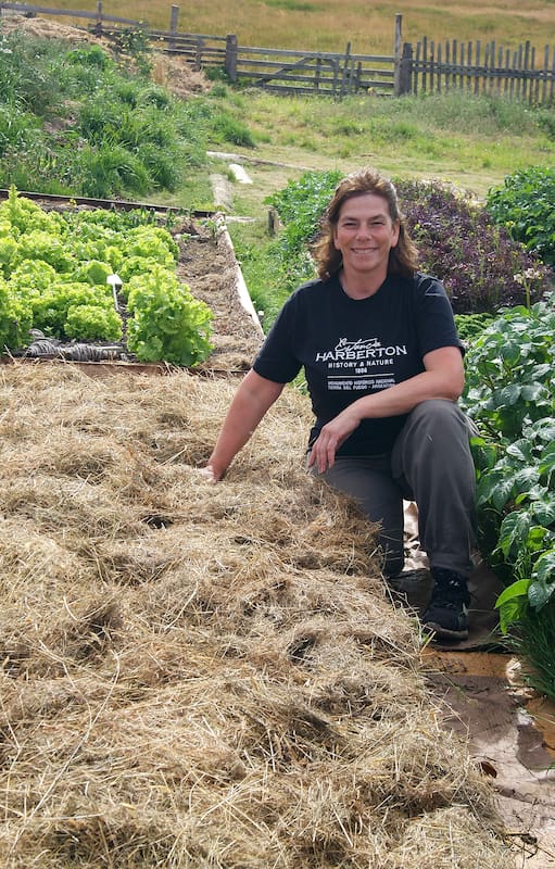 Abby Goodall, quinta generación en Tierra del Fuego, junto a un bancal recién armado con el método Harberton.