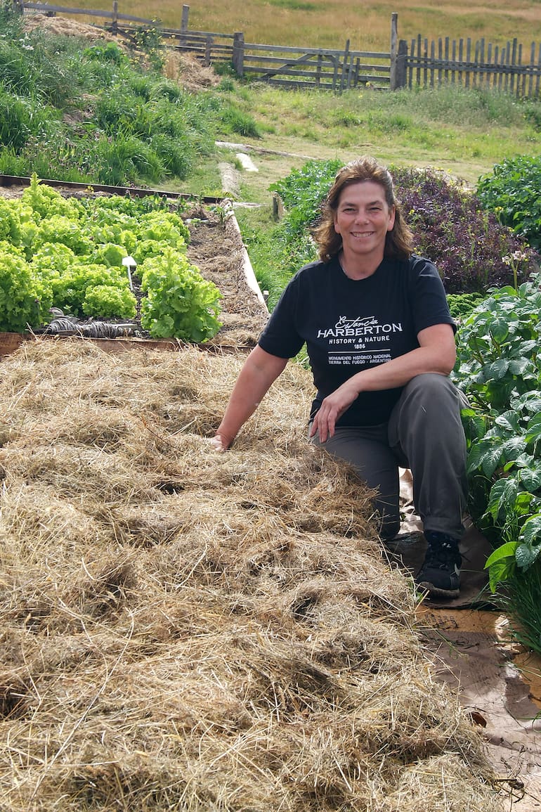 Abby Goodall, quinta generación en Tierra del Fuego, junto a un bancal recién armado con el método Harberton.