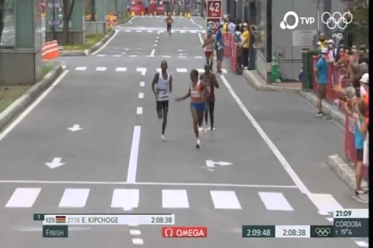 Abdi Nageeye, somalí que corre por Países Bajos, invita a Bashir Abdi, somalí que representa a Bélgica, a superar al keniano Lawrence Cherono y llegar juntos a la meta como escoltas del keniano Eliud Kipchoge en la maratón masculina de los Juegos Olímpicos Tokio 2020.