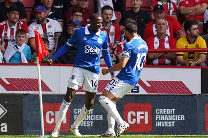 Abdoulaye Doucoure, izquierda, de Everton, celebra con su compañero de equipo Arnaut Danjuma después de anotar el primer gol de la temporada de su equipo en el partido de la Liga Premier de Inglaterra en contra de Sheffield United, en Bramall Lane, Sheffield, Inglaterra, el sábado 2 de septiembre de 2023. (Danny Lawson/PA vía AP)