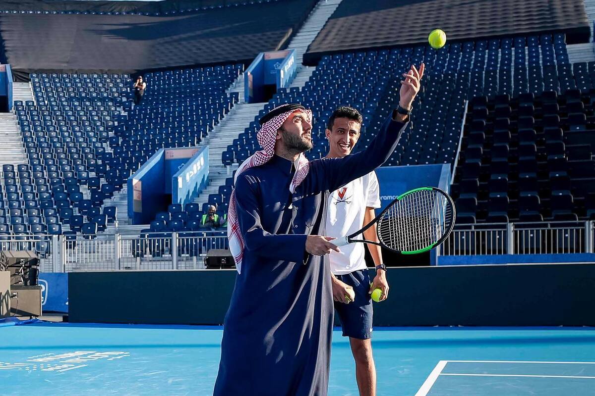 Abdul Aziz bin Turki Al-Faisal, el ministro de deportes saudí, ensayando un saque en la Diriyah Tennis Cup