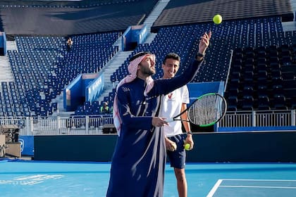 Abdul Aziz bin Turki Al-Faisal, el ministro de deportes saudí, ensayando un saque en la Diriyah Tennis Cup