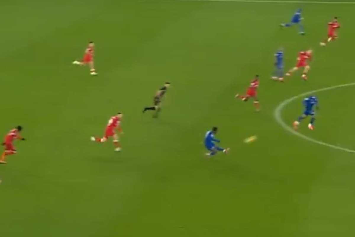 Abdul Fatawu Issahaku, jugador de Leicester, le pegó desde atrás del medio campo para marcar un increíble gol