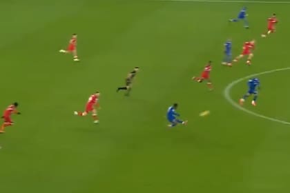 Abdul Fatawu Issahaku, jugador de Leicester, le pegó desde atrás del medio campo para marcar un increíble gol