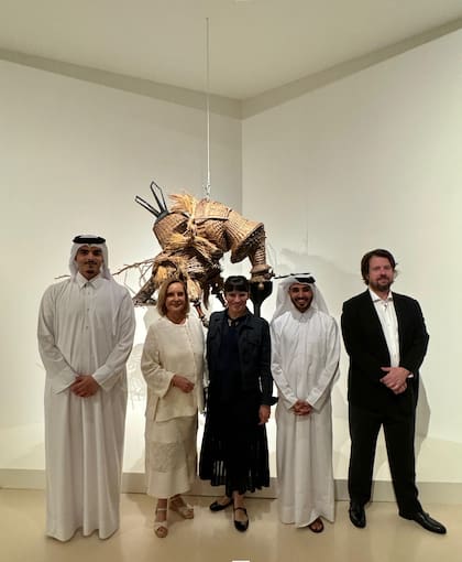 Abdulaziz Al Thani, Teresa Bulgheroni, María Amalia García, Issa Al Shirawi y Rodrigo Moura, en la inauguración de "Latinoamericano" en Qatar