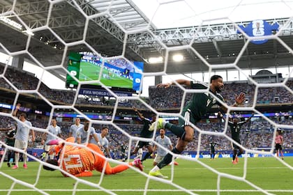 Abdulelah Al-Amri aprovechó un rebote de Fernando Muslera y convirtió el 1 a 0 parcial
