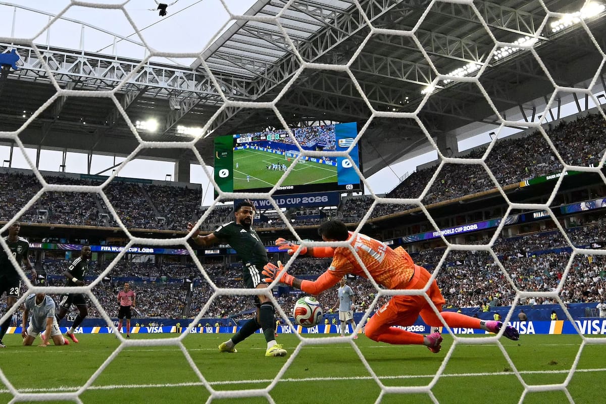 Abdulelah Al-Amri toma el rebote de Muslera y marca el 1-0 para Arabia Saudita