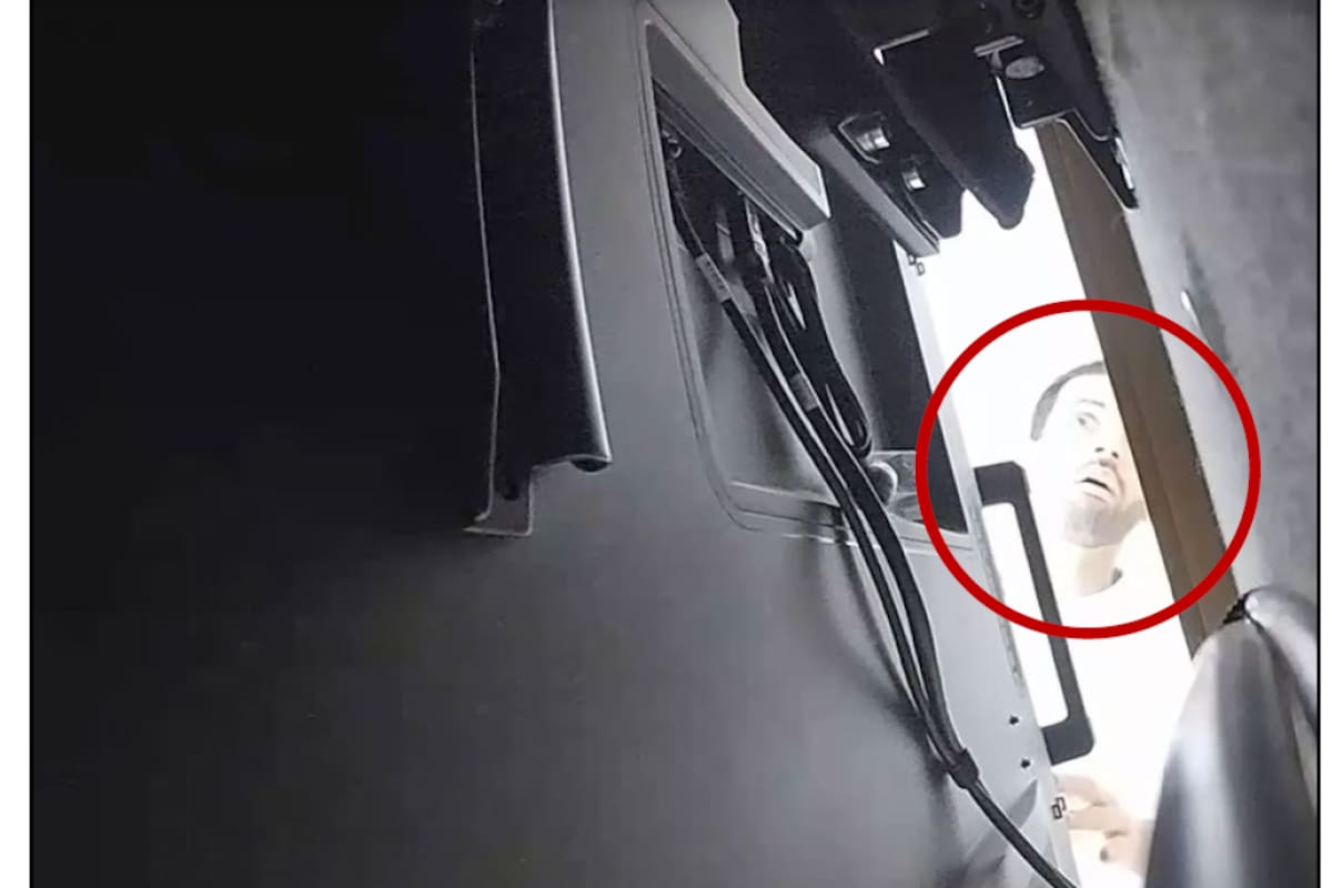 Abdulrahman Alfozan capturado por una cámara de seguridad al revisar el micrófono que había dejado detrás de un televisor en una oficina de OpenAI