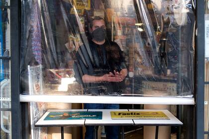 Abel (43). Comercio: Ferretería. ¿Cómo es el trato con los clientes? “Ponemos este plástico, no dejo entrar a nadie, cada vez que toco plata me pongo alcohol. Vienen más vecinos que están arreglando sus casas y haciendo cosas para entretenerse”.