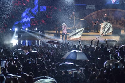 Abel Pintos cantando bajo la lluvia en el Festival de Cosquín